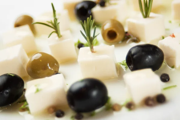 Käse und Olivensalat — Stockfoto