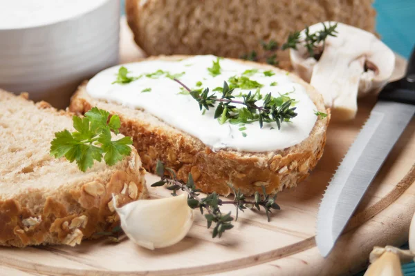 Krem peynir ve ekmek — Stok fotoğraf