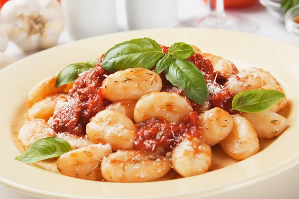 Patata-Gnocchi mit Basilikum und Tomatensauce Stockbild