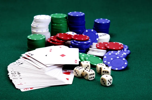 Tärningar, kort, pokermarker — Stockfoto