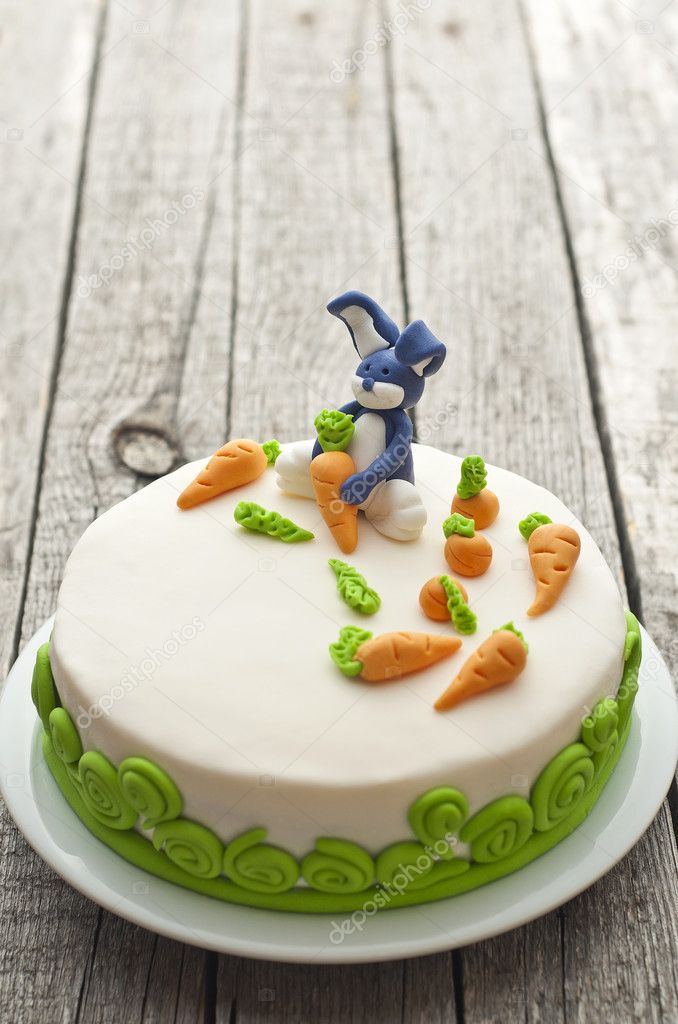 Tavşan dekorasyonu ile ev yapımı havuçlu kek — Stok Foto © vanillla