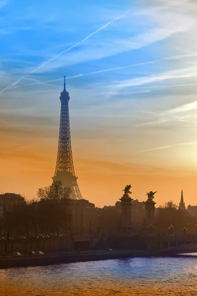 Eiffel-torony és a alexander iii híd. Párizs, naplemente. — Stock Fotó
