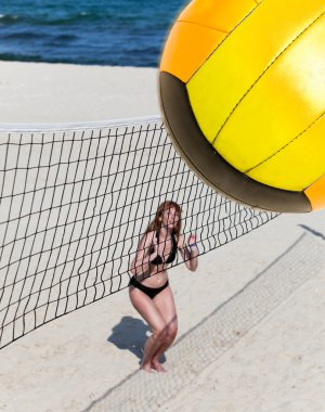 Çekici kadın plaj voleybolunda oynuyor.