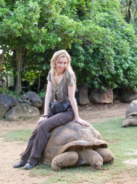 genç güzel turist kadın la vanille rezerv Park dev kaplumbağa sürme