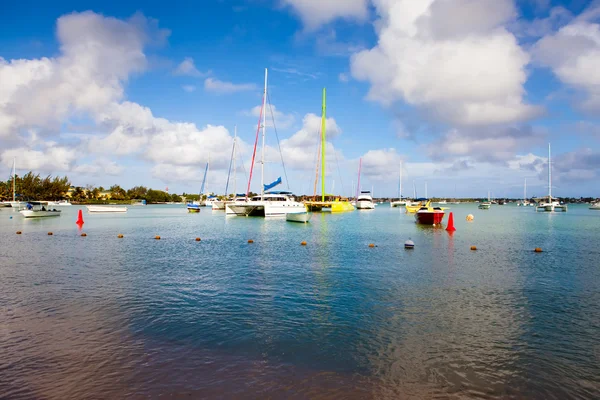 Catamarans and boats in a bay. Grand Bay (Grand Baie). Mauritius — Stock Photo, Image