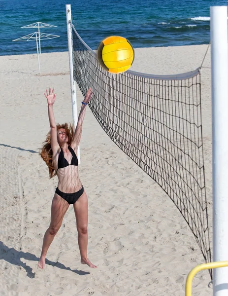 Mulher atraente joga no vôlei de praia — Fotografia de Stock