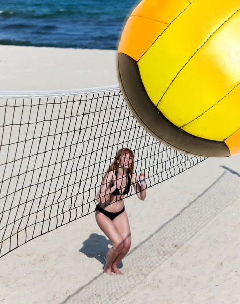 Mulher atraente joga no vôlei de praia — Fotografia de Stock