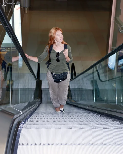 Młoda kobieta z plecaka na schodach — Zdjęcie stockowe