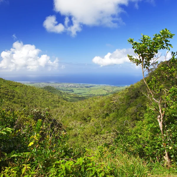 Mauritius. Blick auf Berge und Indischen Ozean — Stockfoto