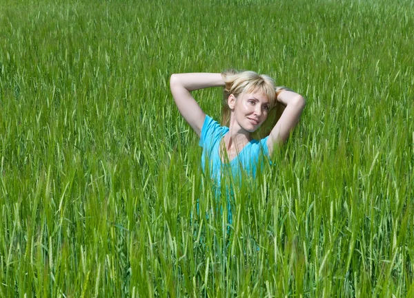 La joven feliz en el campo de las orejas verdes —  Fotos de Stock