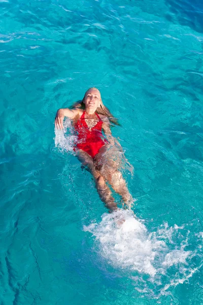 Ung kvinna simmar — Stockfoto