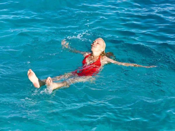 La joven feliz está lamiendo en el mar — Foto de Stock