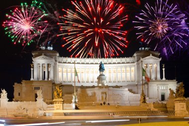 kutlama fireworks Vittoriano'ya Anıtı üzerinde. İtalya. Roma.