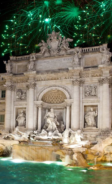Kutlama fireworks içinde trevi Çeşmesi. İtalya. Roma — Stok fotoğraf
