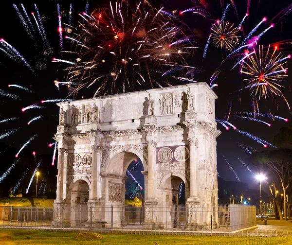 凱旋門の上のお祝い花火。イタリア。ローマ. — ストック写真