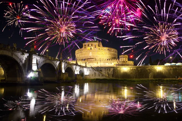 サンタンジェロの上のお祝い花火 ' アンジェロ。イタリア。ローマ. — ストック写真