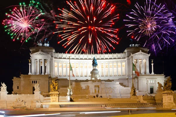 Celebratory fireworks over a monument of Vittoriano. Italy. Rome. — Stock Photo, Image