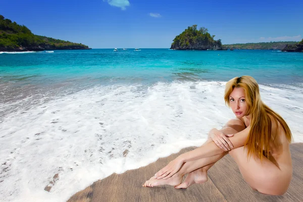 A meztelen lány a part homokos, a tenger szélén. — Stock Fotó