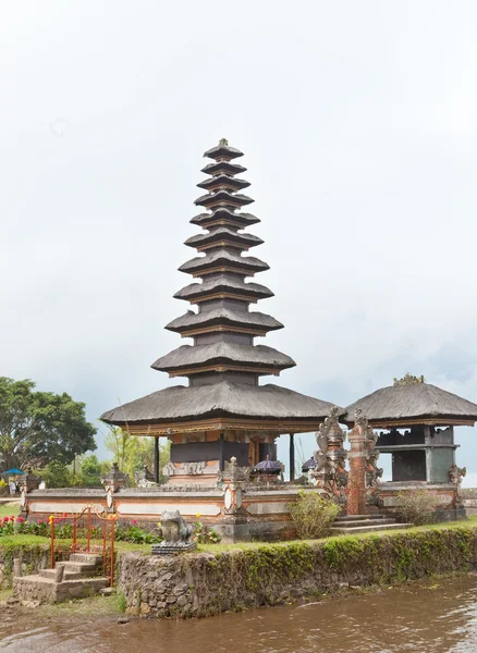 Temple Ulun Danu sur le lac Beratan, Bali, Indonésie — Photo