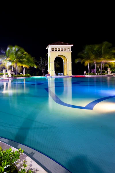 Pabellón nocturno detrás de la piscina — Foto de Stock