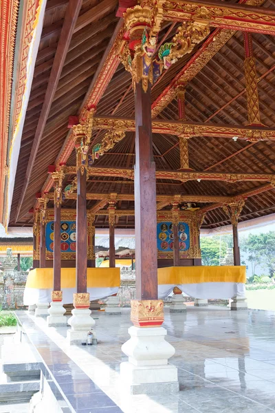 Galerie v chrámu na jezero beratan. Bali. Indonésie. — Stock fotografie