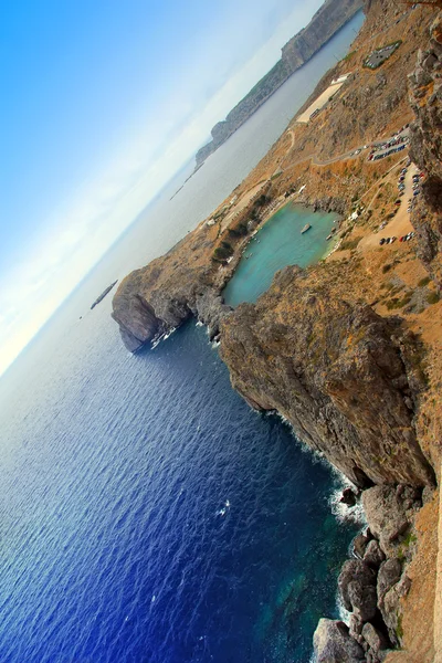 Griekenland, rhodes. Luchtfoto op st. paul's bay in lindos — Stockfoto