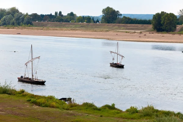 Frankrike. två båtar på floden loire. — Stockfoto
