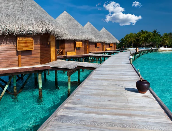 Island in ocean, Maldives. Villa on piles on water — Stock Photo, Image