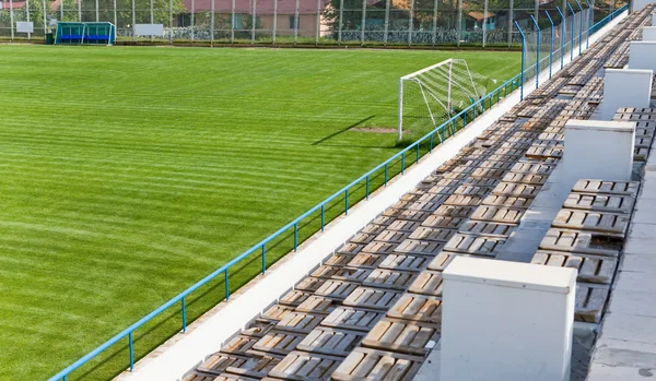 Пустой футбольный стадион и трибуны — стоковое фото