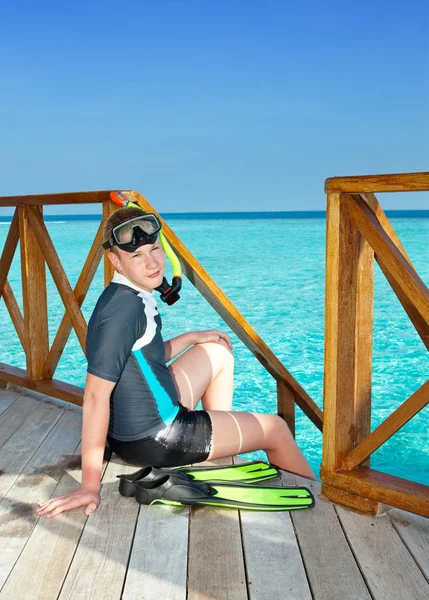 Rapaz com barbatanas, máscara e tubo no oceano. Maldivas . — Fotografia de Stock