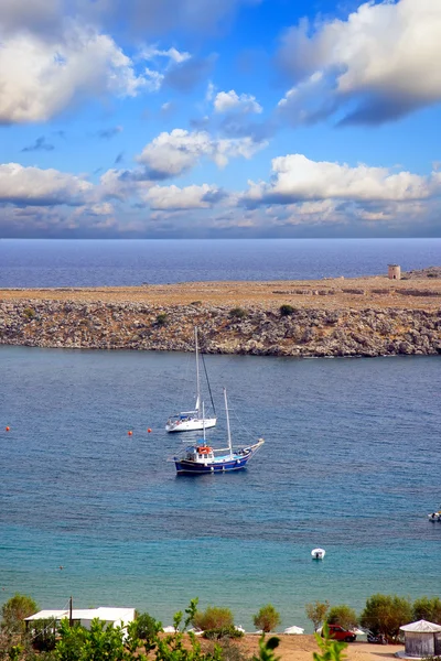 Grecia, Rodas. vista de la bahía de San Pablo en Lindos —  Fotos de Stock