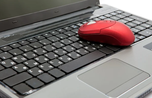 The red computer mouse on the black keyboard — Stock Photo, Image