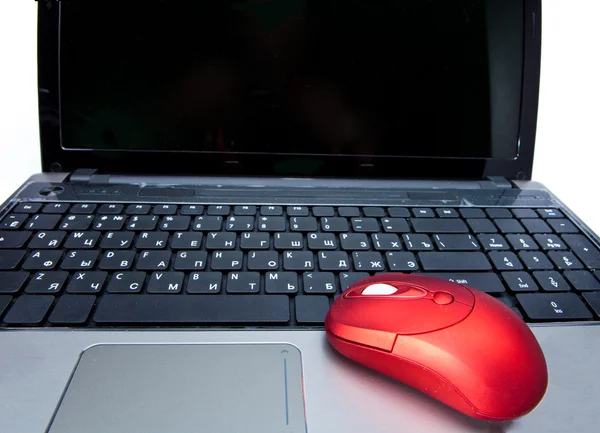 Röd datormusen på svart tangentbordet — Stockfoto