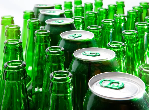 Порожні скляні пляшки пива та банки — стокове фото