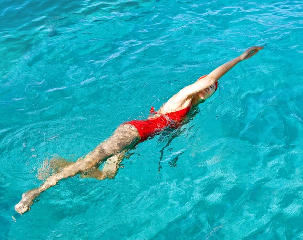 Young sports woman swims — Stock Photo, Image