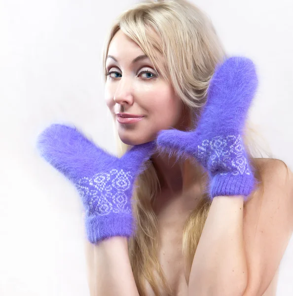 Молода жінка в яскравих рукавицях — стокове фото