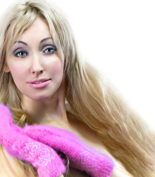 蓬松粉红色手套的年轻长发金发的肖像 — 图库照片