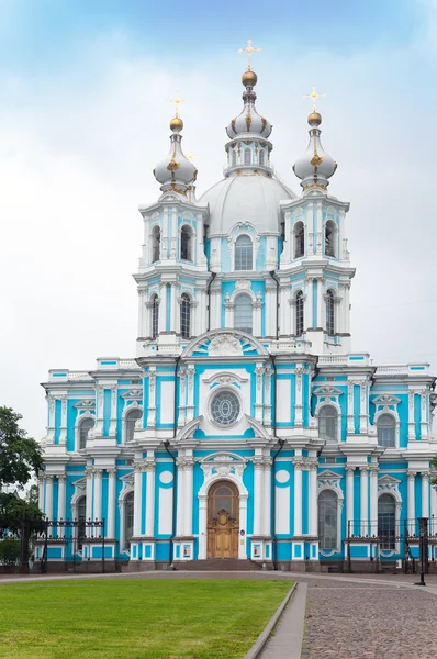 Kijk op Smolnyi kathedraal (Smolny klooster) Sint-Petersburg — Stockfoto