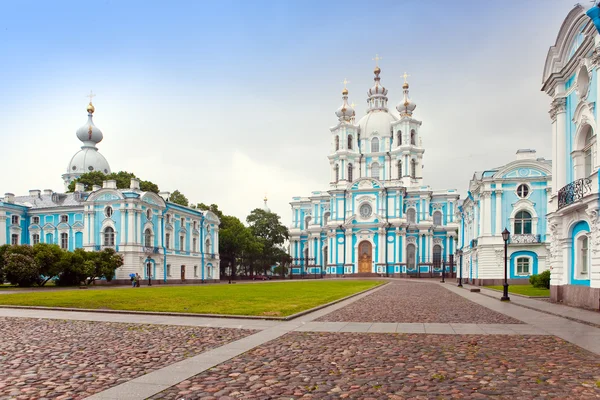 Vista sobre la catedral de Smolnyi (Convento de Smolny) San Petersburgo — Foto de Stock