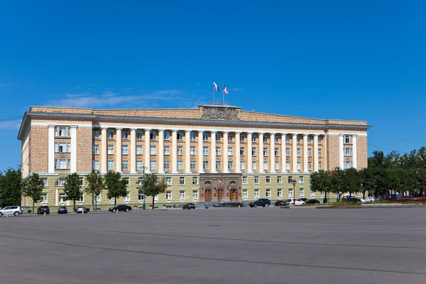Große Novgorod. Rathaus-Gebäude auf dem Siegesplatz. — Stockfoto