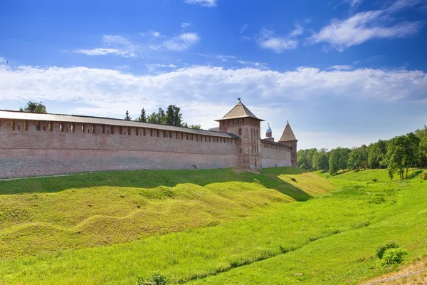 Great Novgorod. The Kremlin wall with Zlatoustovskya and Pokrovskaya towers — Stock Photo, Image