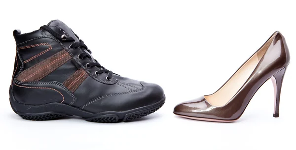 Mannen laarzen en elegante vrouwelijke schoenen op witte achtergrond — Stockfoto