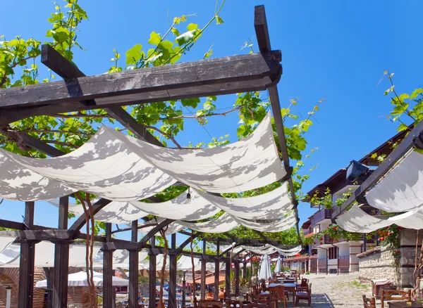 露天咖啡馆上的缠绕周围绿色露台。保加利亚 — 图库照片