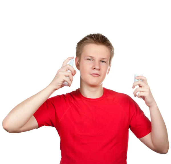 十代の若者が香水を噴霧 — ストック写真