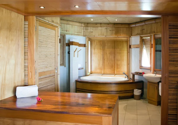 Intérieur tropical standard de la salle de bain fini avec des matériaux naturels — Photo