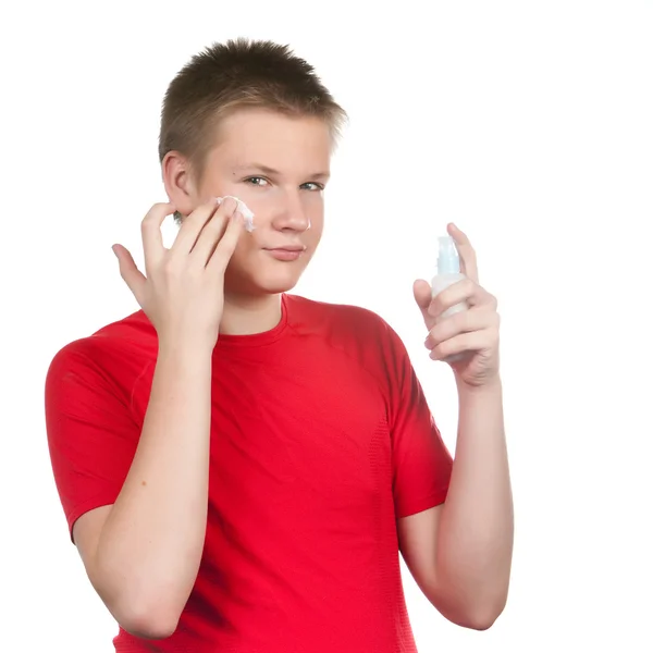 Tiener met een crème voor een jeugdige huid probleem — Stockfoto