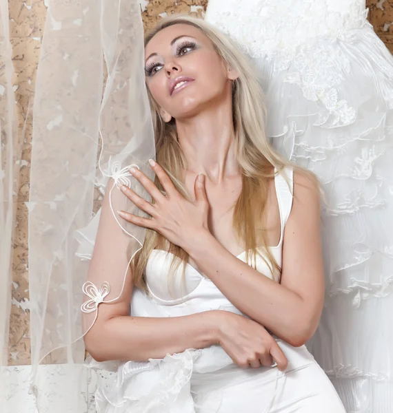 Het meisje in de buurt van een bruiloft jurk dromen van huwelijk — Stockfoto