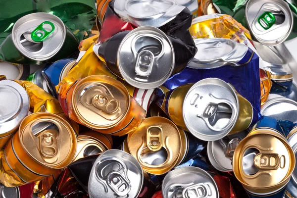 As latas de cerveja amassadas — Fotografia de Stock