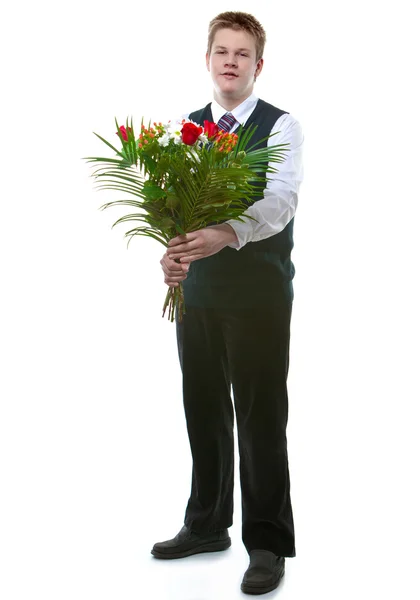 L'élève des classes supérieures en uniforme scolaire avec un bouquet de flowe — Photo