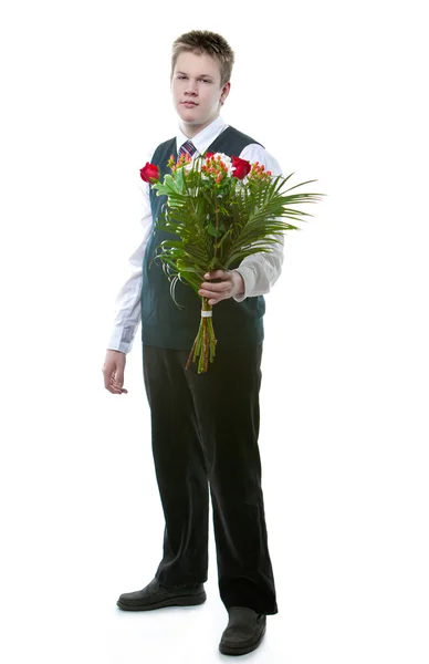 Der Schüler der höheren Klassen in Schuluniform mit einem Blumenstrauß — Stockfoto